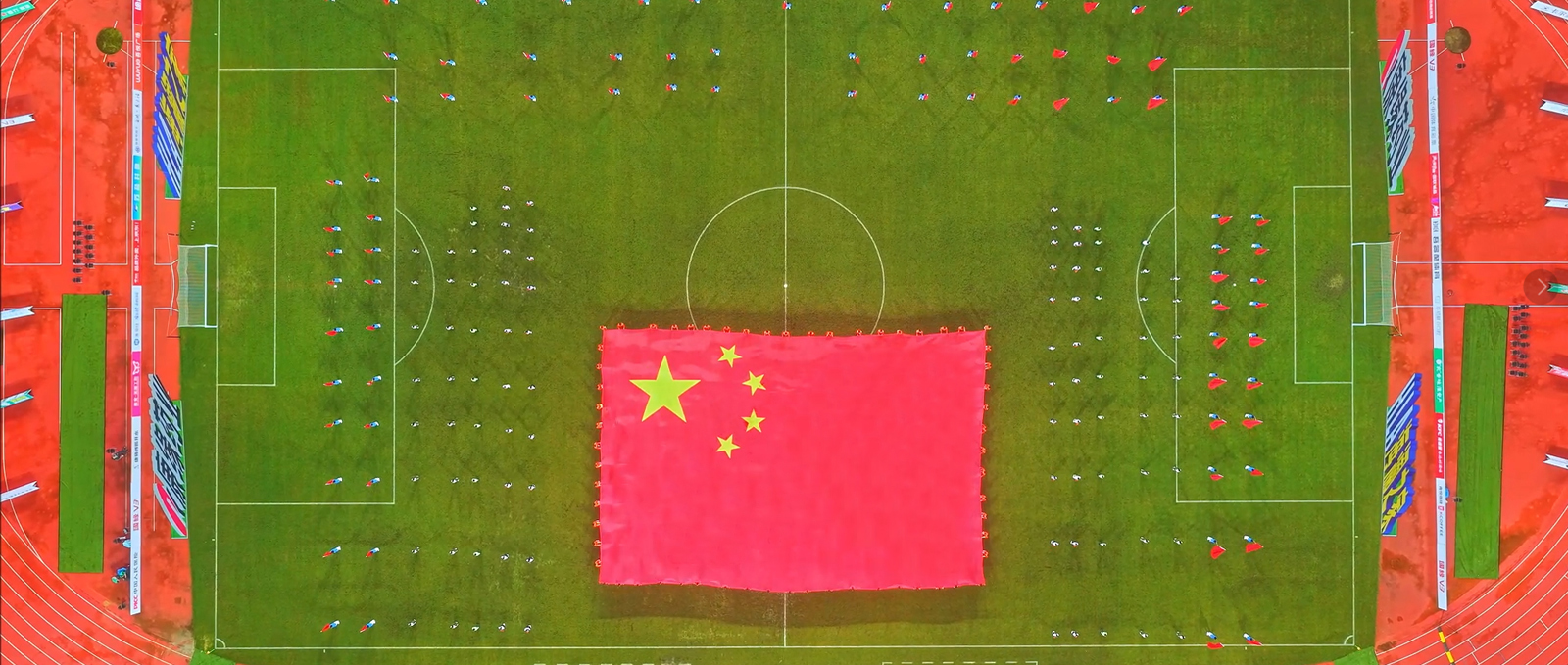 淮師學子助力“蘇超” 紅色基因燃動綠茵場